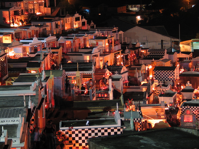 La Toussaint en Guadeloupe. L’embrasement des cimetières pour fêter la Toussaint et la Semblani