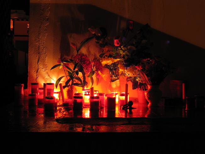 La Toussaint en Guadeloupe. L’embrasement des cimetières pour fêter la Toussaint et la Semblani