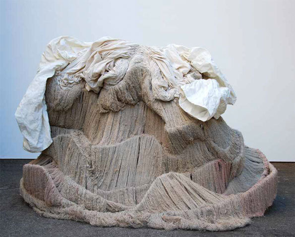 Robe d’écume, 2009 2010 Sculpture - coton, laine, feutre de laine et soie, corde, métal, Ø 200 cm H 120 cm, 30 kg © Awena Cozannet