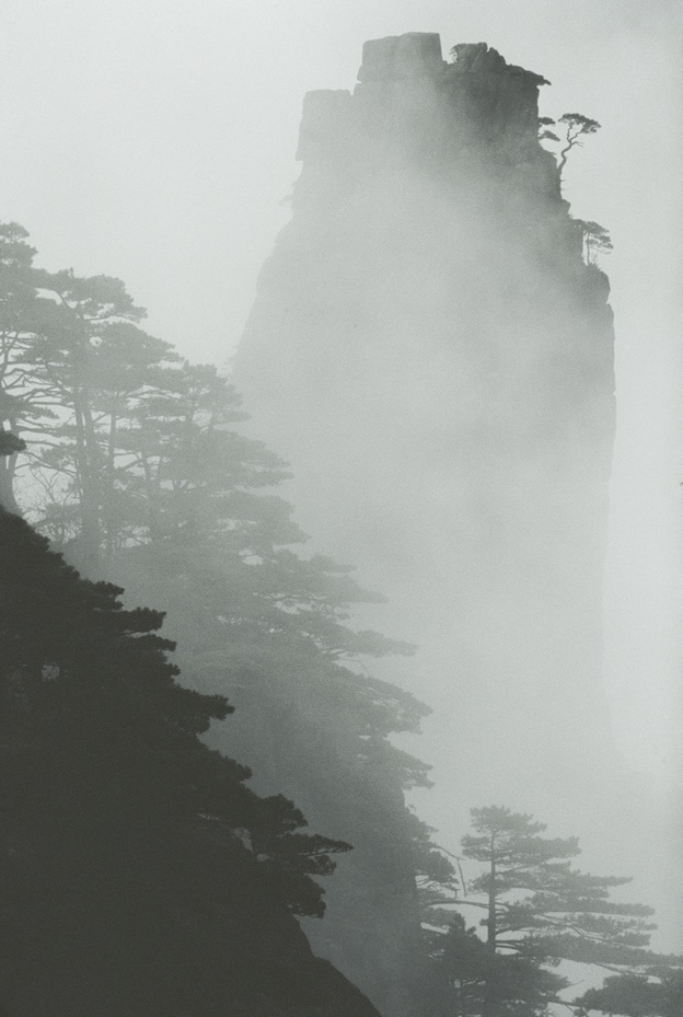 Huang Shan, Chine, 1983 © Marc Riboud, Courtesy Polka Galerie. Huang Shan, Chine, 1983 © Marc Riboud, Courtesy Polka Galerie.