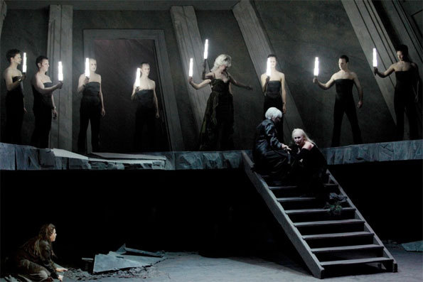 Elektra de Richard Strauss à l'Opéra de Marseille. Des retrouvailles de famille qui tournent mal, par Christian Colombeau Elektra de Richard Strauss à l'Opéra de Marseille. Des retrouvailles de famille qui tournent mal, par Christian Colombeau