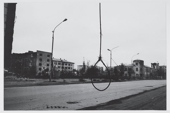 Stanley Greene « Bienvenue en enfer ». Un symbole d’hostilité, de haine. Grozny, novembre 1995 © Stanley Greene