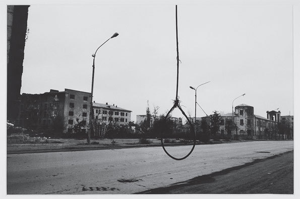 Stanley Greene « Bienvenue en enfer ». Un symbole d’hostilité, de haine. Grozny, novembre 1995 © Stanley Greene Stanley Greene « Bienvenue en enfer ». Un symbole d’hostilité, de haine. Grozny, novembre 1995 © Stanley Greene