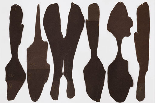 Patrons, 1993, toile de laine découpée, 280 × 350 cm, collection particulière Photo © François Fernandez / © Adagp Paris, 2013 Patrons, 1993, toile de laine découpée, 280 × 350 cm, collection particulière Photo © François Fernandez / © Adagp Paris, 2013