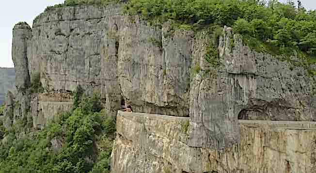 Drôme. Toute l'équipe de l'Agence de Développement Touristique de la Drôme vous souhaite une belle et heureuse année 2021 !