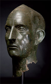 Portrait. Empire romain. Milieu du IIIe siècle. Alliage cuivreux. Haut. : 36,9 cm. Portrait. Empire romain. Milieu du IIIe siècle. Alliage cuivreux. Haut. : 36,9 cm.
