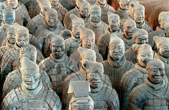 Vue d'un groupe de fantassins de l'armée de terre cuite, avec bonnets et cuirasses, sur le site archéologique en Chine © Museum of Qin Shihuang Terracotta Army, Xi'an (Chine)