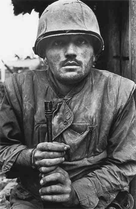 Don McCullin, 1968 – Hué,  Vietnam - Soldat américain commotionné attendant son transport à l'arrière . Collection Gary Knight