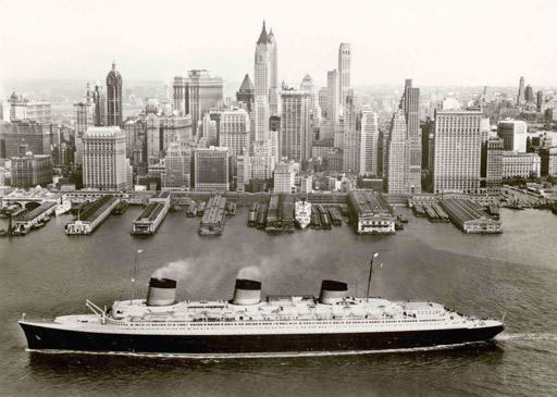 Anonyme, Paquebot Normandie Cie Gle Transatlantique à New York, entre 1935 et 1942. Photographie © Collection French Lines Anonyme, Paquebot Normandie Cie Gle Transatlantique à New York, entre 1935 et 1942. Photographie © Collection French Lines