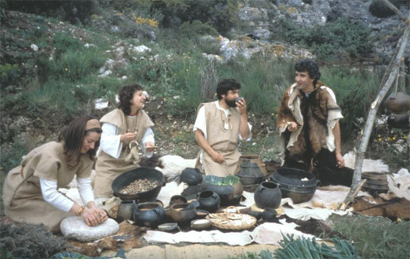 Repas Préhistorique devant la grotte en 1997 Repas Préhistorique devant la grotte en 1997