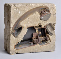 Arman, En raison de l'encombrement des lignes, 1974 Téléphone coulé dans le béton, 25 x 25 x 12 cm. Photographie Jean Bernard ADAGP, Paris 2013