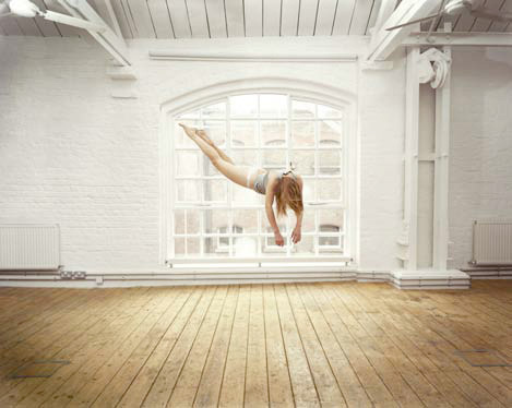 Sam Taylor-Wood,Self Portrait Suspended I, 2004, Edition of 7, C-print (135.6 x 162.8 cm) (framed), © Sam Taylor-Wood Courtesy White Cube Sam Taylor-Wood,Self Portrait Suspended I, 2004, Edition of 7, C-print (135.6 x 162.8 cm) (framed), © Sam Taylor-Wood Courtesy White Cube