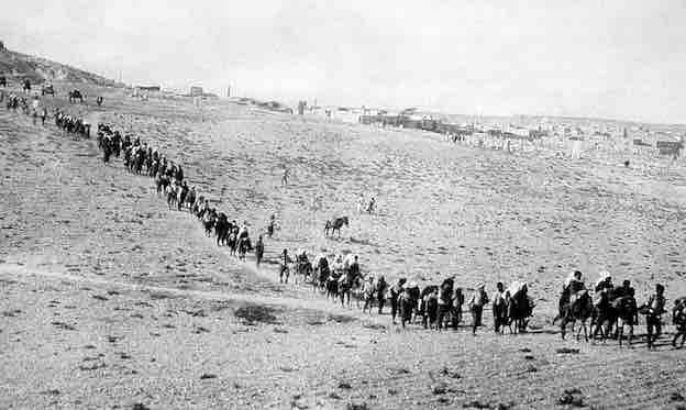 L’évacuation des orphelins arméniens de l’orphelinat américain du Near East Relief à Kharpert menacé par les forces kémalistes,  1922. © Pictures from History - Bridgeman Images