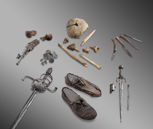 Vestiges du squelette et de l’équipement du voyageur dit le « Mercenaire » - Glacier du Théodule, Zermatt (VS, Suisse) - Début du XVIIe siècle (vers 1600) © Musées cantonaux du Valais, Sion. - Photo Michel Martinez Vestiges du squelette et de l’équipement du voyageur dit le « Mercenaire » - Glacier du Théodule, Zermatt (VS, Suisse) - Début du XVIIe siècle (vers 1600) © Musées cantonaux du Valais, Sion. - Photo Michel Martinez