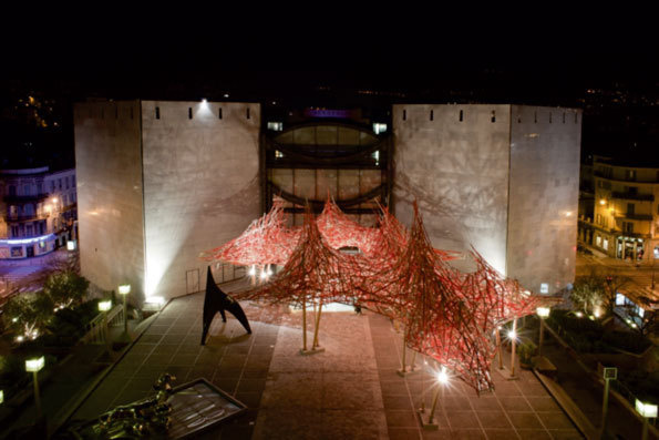 Hommage à Alexander Calder, 2013 - Installation en bois – Parvis du MAMAC de Nice - © Arne Quinze Studio Hommage à Alexander Calder, 2013 - Installation en bois – Parvis du MAMAC de Nice - © Arne Quinze Studio