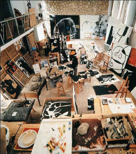 Intérieur de l'atelier de Joan Miró réalisé par Josep Lluís Sert, 1973 Photo de Francesc Català-Roca © Photographic Archive F. Català-Roca / Arxiu Fotogràfic de l'Arxiu Històric del Col·legi