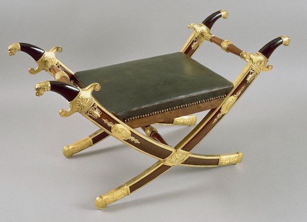 Attribué à Martin Guillaume Biennais (1764-1843). Tabouret en forme de sabres croisés, 1803-1815. Acajou, bronze doré, cuir © RMN-Grand Palais / Y. Martin