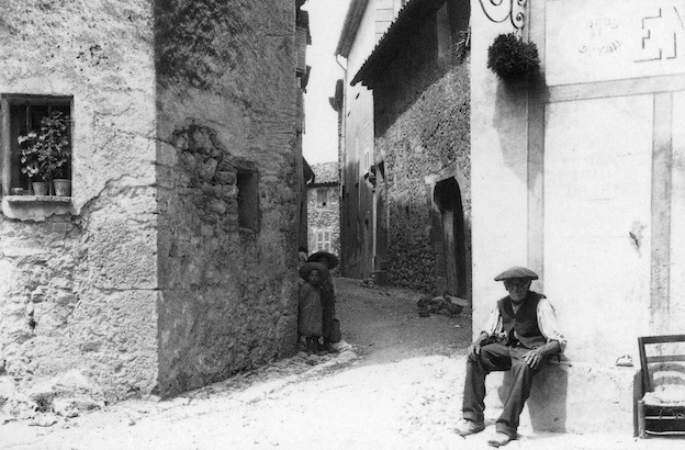 Mougins, rue des Lombards, vers 1900