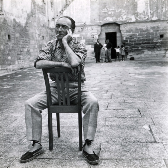 Jean Vilar au Tinel de la Chartreuse de Villeneuve-lès-Avignon, 1958 - Photographie Agnès Varda © succession varda