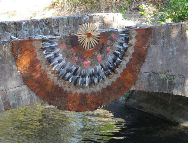 Eventail rafraichisseur d’eau - Feuilles, écorce, bambou, plumes Canal de la Siagne, France