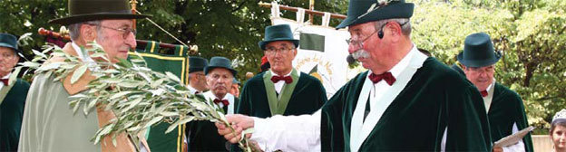 Intronisation d’un nouveau Chevalier de l’Olivier par le grand Maître Christian Bartheye © Photo Club Nyonsais Intronisation d’un nouveau Chevalier de l’Olivier par le grand Maître Christian Bartheye © Photo Club Nyonsais