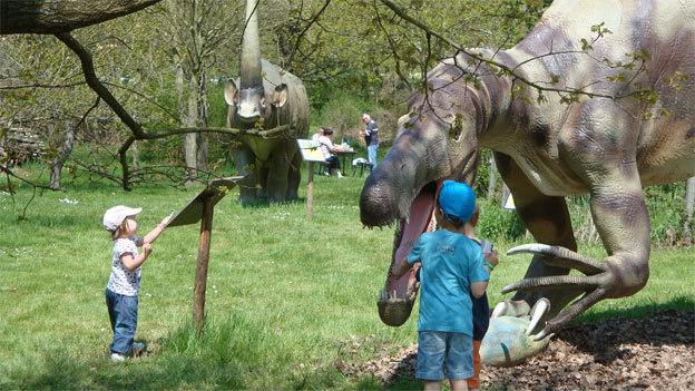 Heureusement pour cet enfant le Suchomimus se nourrit essentiellement de poissons ! © DR