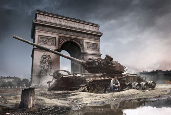 Arc de Triomphe, Paris / Char russe détruit par les indépendantistes tchétchènes à Grozny, Tchétchénie 1996. © Patrick Chauvel Arc de Triomphe, Paris / Char russe détruit par les indépendantistes tchétchènes à Grozny, Tchétchénie 1996. © Patrick Chauvel