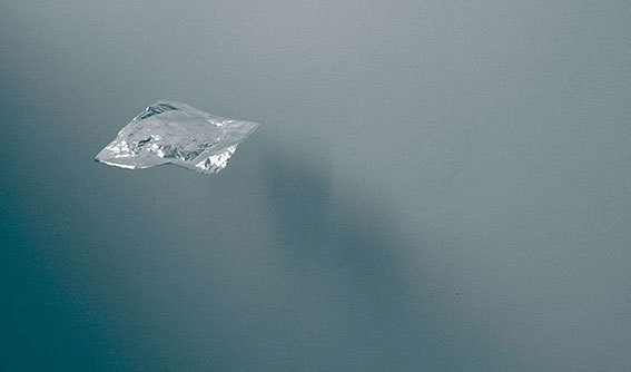 Edith Dekyndt, Feuille d’argent, photographie, 2008.  Courtesy Galeries VidalCuglietta, Bruxelles ; Carl Freedman, Londres ; Karin Guenther, Hambourg