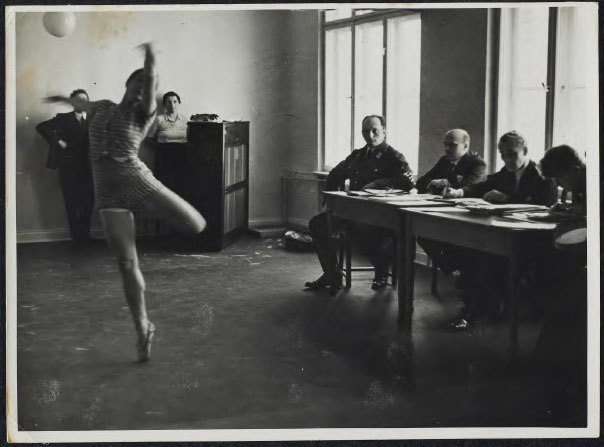 Examination of a German dancer in the Third Reich épreuve gélatino-argentique, 1934 Art Gallery of Ontario Don anonyme, 2002 2002/5345 © Art Gallery of Ontario Examination of a German dancer in the Third Reich épreuve gélatino-argentique, 1934 Art Gallery of Ontario Don anonyme, 2002 2002/5345 © Art Gallery of Ontario