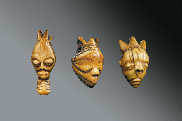 Pende République Démocratique du Congo Pendentifs ikhoko représentant le masque fumu ou pumbu et, à gauche, le masque muyombo Ivoire. Photos de Hughes Dubois (Bruxelles-Paris), MRAC Tervuren © Pende République Démocratique du Congo Pendentifs ikhoko représentant le masque fumu ou pumbu et, à gauche, le masque muyombo Ivoire. Photos de Hughes Dubois (Bruxelles-Paris), MRAC Tervuren ©