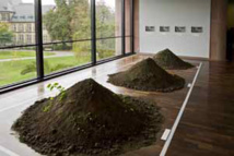 Yoko Ono. Three Mounds, 1999/2008. Installation view © Philipp Ottendorfer. Courtesy of Kunsthalle Bielefeld Yoko Ono. Three Mounds, 1999/2008. Installation view © Philipp Ottendorfer. Courtesy of Kunsthalle Bielefeld