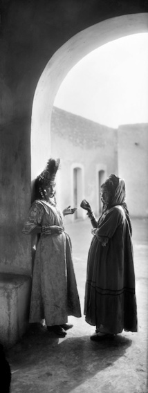 Femmes de la tribu des Ouled Naïl. Sahara (Algérie), Vers 1900 77196-26 © Léon & Lévy / Roger-Viollet