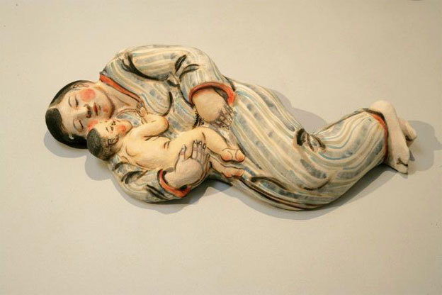 Sleeping mother with child, 2007. Akio Takamori (Japon, 1950). Grès, décor sous couverte, 13 x 56 x 22 cm. Collection Musée Ariana, Genève. Photo : Nathalie Sabato