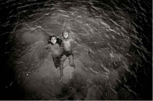 Enfants badjao qui jouent dans les eaux de la baie © Pierre de Vallombreuse