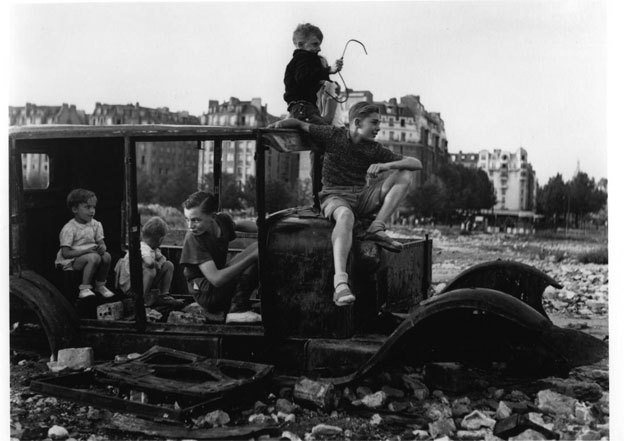 Robert Doisneau, La voiture fondue, 1944 © Robert Doisneau-Atelier Doisneau