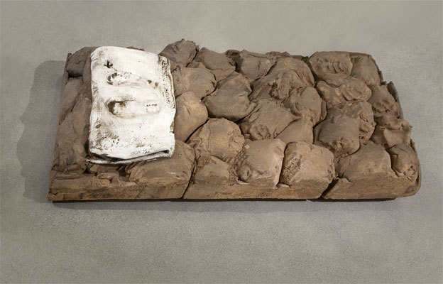 Antoni Tàpies. Llit (Lit), 1988. Émail sur terre chamottée 27 x 175 x 86,5 cm. Maxine and Stuart Frankel Foundation for Art © Fundació Antoni Tàpies, Barcelone /VEGAP, Bilbao, 2013. Photo: PD Rearick Antoni Tàpies. Llit (Lit), 1988. Émail sur terre chamottée 27 x 175 x 86,5 cm. Maxine and Stuart Frankel Foundation for Art © Fundació Antoni Tàpies, Barcelone /VEGAP, Bilbao, 2013. Photo: PD Rearick