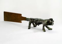 Erik DIETMAN. Jönköping (Suède), 1937 – Paris, 2002. Scie coréenne (1991). Bronze et fer, 12 x 66 x 10,5 © ADAGP, Paris, 2013. Photo F. Fernandez Erik DIETMAN. Jönköping (Suède), 1937 – Paris, 2002. Scie coréenne (1991). Bronze et fer, 12 x 66 x 10,5 © ADAGP, Paris, 2013. Photo F. Fernandez