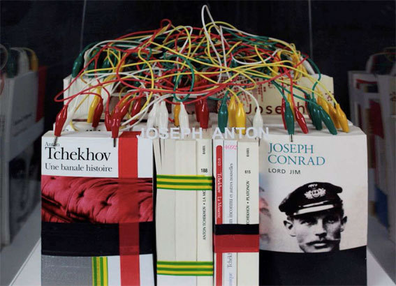 mounir fatmi, Joseph Anton, 2013, livres, câbles électriques, autocollant, 120 x 40 x 40 cm, collection du FMAC - Ville de Paris. © Studio fatmi, Paris/ADAGP.
