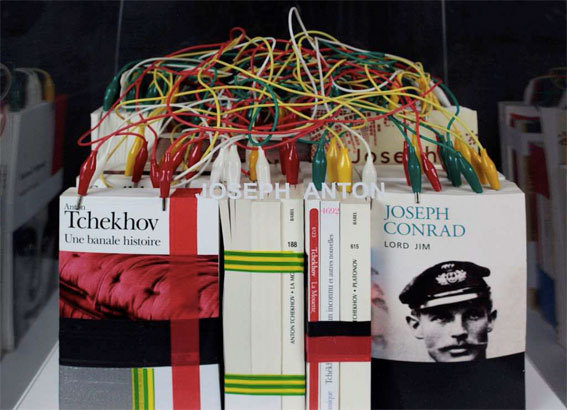 mounir fatmi, Joseph Anton, 2013, livres, câbles électriques, autocollant, 120 x 40 x 40 cm, collection du FMAC - Ville de Paris. © Studio fatmi, Paris/ADAGP. mounir fatmi, Joseph Anton, 2013, livres, câbles électriques, autocollant, 120 x 40 x 40 cm, collection du FMAC - Ville de Paris. © Studio fatmi, Paris/ADAGP.