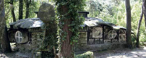 Le village de Chomo, village d'art préludien à Achères-La-Forêt © Laurent Danchin. Après un parcours professionnel et artistique difficile, Roger Chomeaux dit Chomo, s'installe seul, durant près de 40 ans en forêt de Fontainebleau à Achères la Forêt, dans les années 60. Il sculpte, récupère des rebuts, ferrailles, verres, plastiques… Transforme, assemble ce qui devient "Le Village d'Art Préludien". L'artiste ermite, le poète illettré comme il aimait se qualifier a créé un monde chargé de poésie, de spiritualité, ponctué de révolte contre la société de consommation. Il disait d'ailleurs que " l'Art n'est pas fait pour être vendu".