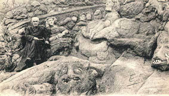Les rochers sculptés de l’abbé Fouré à Saint-Malo. Ordonné prêtre à Rennes, l'abbé Adolphe Fouré doit prendre à 55 ans une retraite forcée: officiellement pour "dureté d’oreille". Il se retire à Rothéneuf et y sculpte, à même le rocher, plus de 300 personnages, s'inspirant de divers sujets religieux et patriotiques que lui suggère le relief changeant du granit. Le résultat est un jardin de pierre d'une superficie de 500 mètres carrés, dominant l'océan dans un site extraordinaire. L’ermite de Rothéneuf avait dédié ses oeuvres aux pauvres de la commune, auxquels il redistribuait tous les dons qu’il pouvait recevoir. Les rochers sculptés de l’abbé Fouré à Saint-Malo. Ordonné prêtre à Rennes, l'abbé Adolphe Fouré doit prendre à 55 ans une retraite forcée: officiellement pour "dureté d’oreille". Il se retire à Rothéneuf et y sculpte, à même le rocher, plus de 300 personnages, s'inspirant de divers sujets religieux et patriotiques que lui suggère le relief changeant du granit. Le résultat est un jardin de pierre d'une superficie de 500 mètres carrés, dominant l'océan dans un site extraordinaire. L’ermite de Rothéneuf avait dédié ses oeuvres aux pauvres de la commune, auxquels il redistribuait tous les dons qu’il pouvait recevoir.