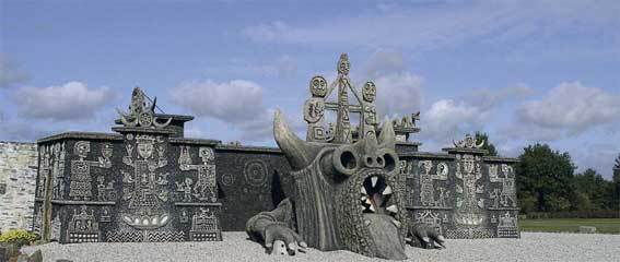 A la fois peintre, sculpteur, céramiste, architecte, charpentier… il a touché à l'art sous toutes ses formes. Le monde entier a été pour lui source d'inspiration. En 1962, Robert Tatin achète, avec son épouse Lise, une petite maison ancienne au lieu-dit "La Frénouse en Mayenne ". Il imagine une architecture symbolique monumentale ancrée dans la nature, véritable somme de toutes ses expériences et de ses lectures, où se mêlent ses origines celtes, le Tao ou le surréalisme, et le souvenir de ses pérégrinations en Amérique du Sud. Rapidement les premières sculptures de ciment armé peint apparaissent : la Porte de la Lune, La Porte du Soleil, Notre-Dame-Tout- Le-Monde, l'Allée et la Porte des Géants. A la fois peintre, sculpteur, céramiste, architecte, charpentier… il a touché à l'art sous toutes ses formes. Le monde entier a été pour lui source d'inspiration. En 1962, Robert Tatin achète, avec son épouse Lise, une petite maison ancienne au lieu-dit "La Frénouse en Mayenne ". Il imagine une architecture symbolique monumentale ancrée dans la nature, véritable somme de toutes ses expériences et de ses lectures, où se mêlent ses origines celtes, le Tao ou le surréalisme, et le souvenir de ses pérégrinations en Amérique du Sud. Rapidement les premières sculptures de ciment armé peint apparaissent : la Porte de la Lune, La Porte du Soleil, Notre-Dame-Tout- Le-Monde, l'Allée et la Porte des Géants.