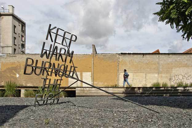 Nøne Futbol Club, Work nº054-2 : Keep warm burnout the rich (stabile), 2011. Fer forgé. 206 x 178 x 305 cm. Nøne Futbol Club, Work nº054-2 : Keep warm burnout the rich (stabile), 2011. Fer forgé. 206 x 178 x 305 cm.