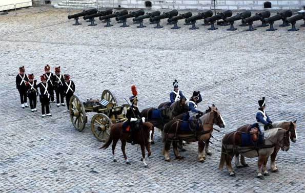 Présentation du canon Gribeauval hippomobile dans la cour d’honneur des Invalides © DR Présentation du canon Gribeauval hippomobile dans la cour d’honneur des Invalides © DR