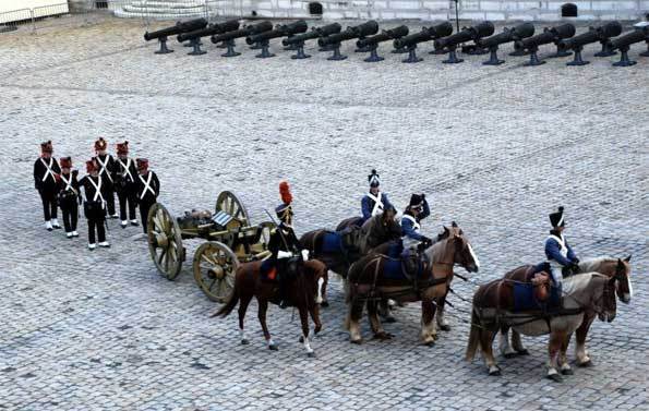 Présentation du canon Gribeauval hippomobile dans la cour d’honneur des Invalides © DR