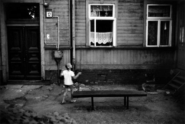 Petite fille qui danse, Liepaja, Lettonie, 2002 © Gérald Assouline