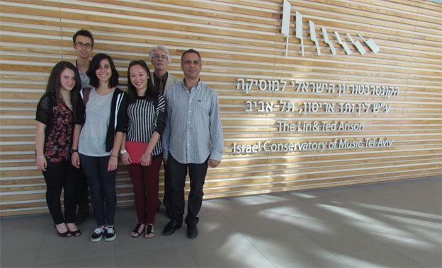 Les élèves du Conservatoire de Cannes devant le Conservatoire de Tel-Aviv © DR