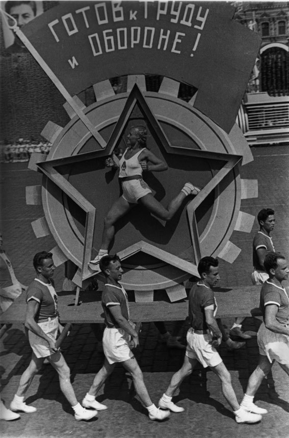 Alexander Rodchenko - Sports parade, 1936 - courtesy Musée de l'Elysée - 2013, ProLitteris, Zurich Alexander Rodchenko - Sports parade, 1936 - courtesy Musée de l'Elysée - 2013, ProLitteris, Zurich