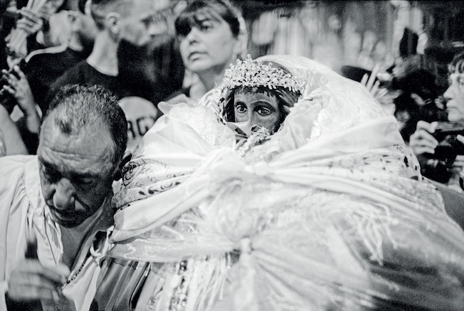 © Christine Turnauer, Jean-François Baptiste, porteur de la Sainte Sara, patronne des Gitans, Les Saintes-Maries-de-la-Mer, 2019, Courtesy KLV Art