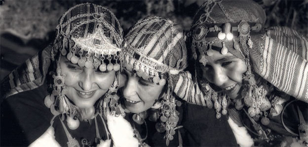 Musiciennes danseuses de Tiznit Région du Souss, 1934-1939 © Jean Besancenot, Institut du monde arabe, Paris